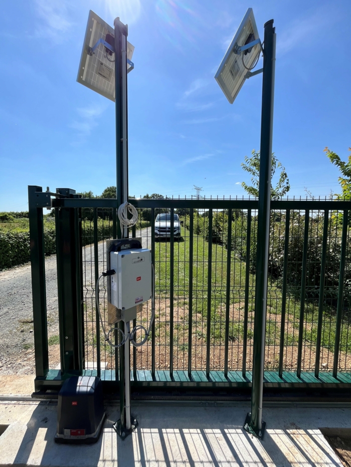 Moteur BFT Deimos ultra sur système solaire pour portail coulissant Alarme Sécurité S.N