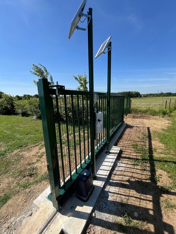 Portail coulissant avec une motorisation solaire Deimos ultra de chez BFT avec panneau solaire Ecosol Alarme Sécurité S.N