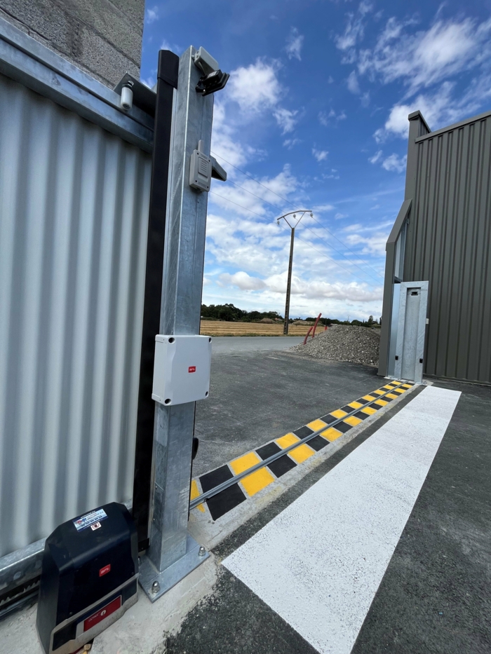 portail coulissant avec moteur BFT ICARO Ultra AC posé par Alarme Sécurité S.N