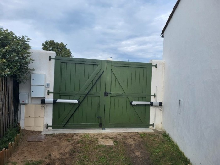 portail battant en bois avec un moteur BFT Alarme Sécurité S.N